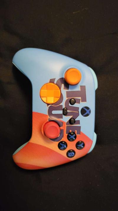 Xbox One limited edition Looney tunes controller - Thumbnail 2