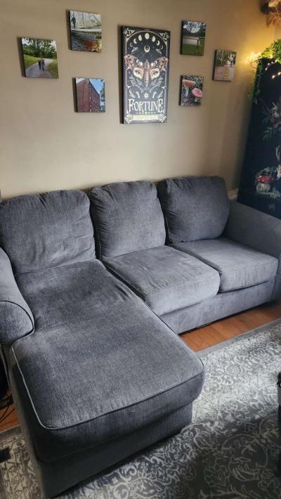 Like new grey couch - Thumbnail 4