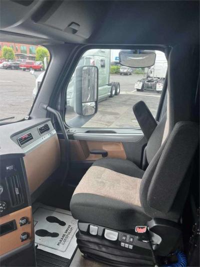 Neatly used 2017 Freightliner Cascadia Truck - Thumbnail 6