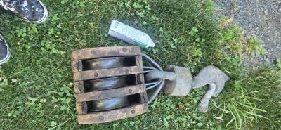 I have a huge wooden 3 wheel Barn pulley - Thumbnail 4