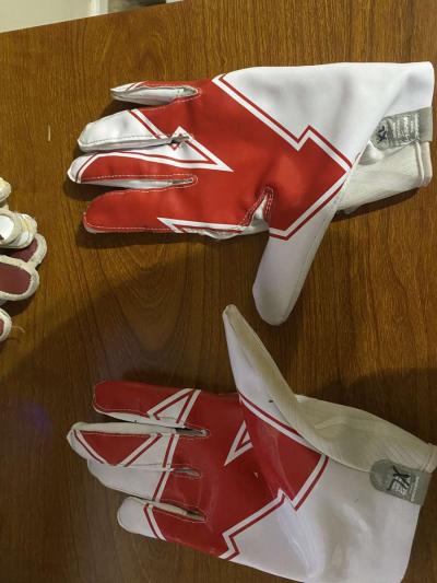 XL game worn Nebraska gloves - Thumbnail 2