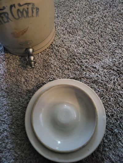 red wing 2 gallon water cooler with lid and spigot prestine - Thumbnail 3