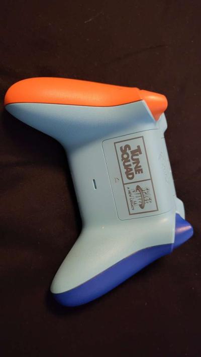 Xbox One limited edition Looney tunes controller - Thumbnail 3