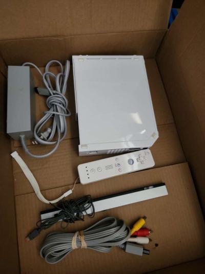 Wii Game system - Thumbnail 2