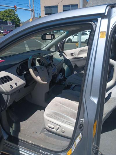 2011 Toyota sienna AWD - Thumbnail 6