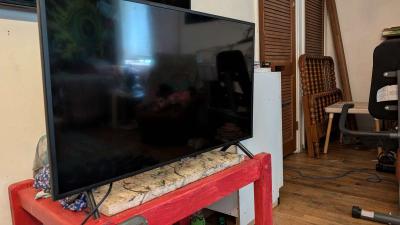 40 inch Samsung Smart TV with remote - Thumbnail 4