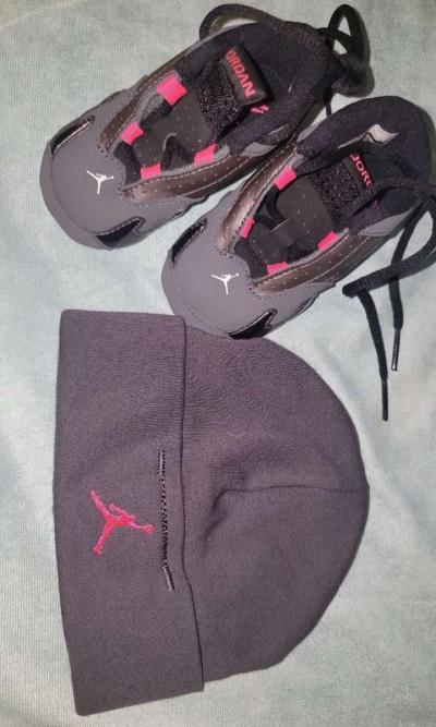 Jordan baby 3c and beanie - Thumbnail 3