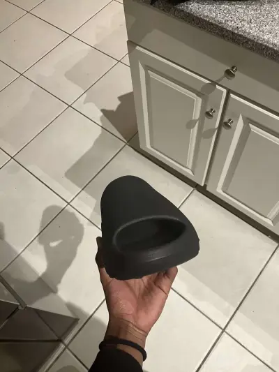 Yeezy Slides Dark Onyx all sizes - Thumbnail 3