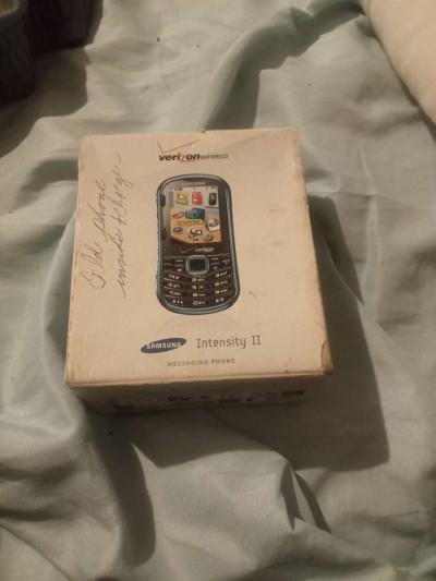 I have a Samsung vintage Verizon wireless cell phone - Thumbnail 2