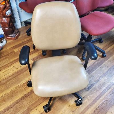 Office Chairs  4 Black And 1 Tan - Thumbnail 6
