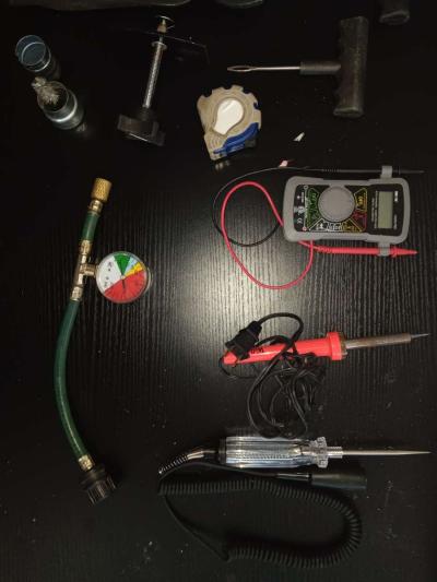 lots of tools and hardware - Thumbnail 4