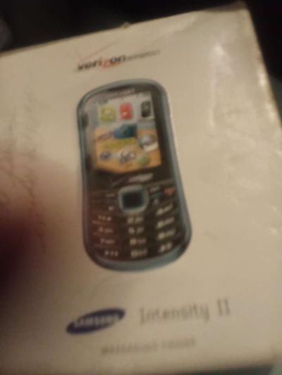 I have a Samsung vintage Verizon wireless cell phone - Thumbnail 3
