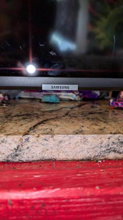 40 inch Samsung Smart TV with remote - Thumbnail 5