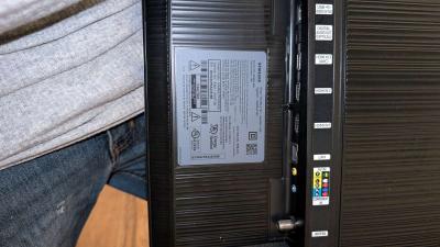 40 inch Samsung Smart TV with remote - Thumbnail 3