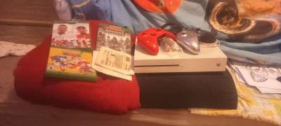 white and red XBOX ONE - Thumbnail 3