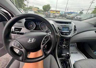 2014 Hyundai Elantra SE sedan 4D - Thumbnail 3