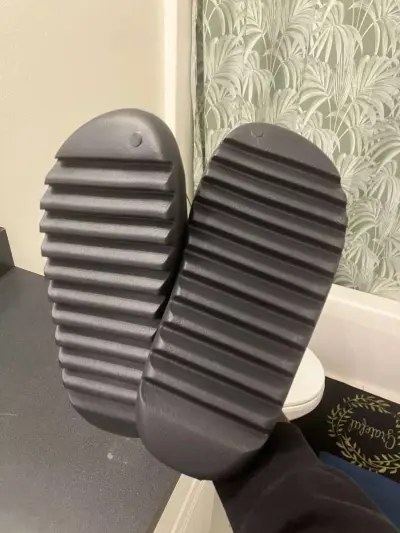 Yeezy Slides Dark Onyx all sizes - Thumbnail 5