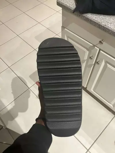 Yeezy Slides Dark Onyx all sizes - Thumbnail 4