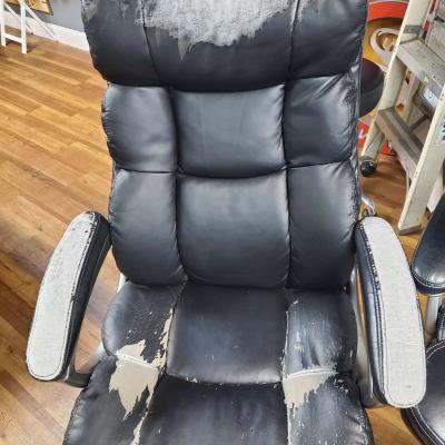 Office Chairs  4 Black And 1 Tan - Thumbnail 5