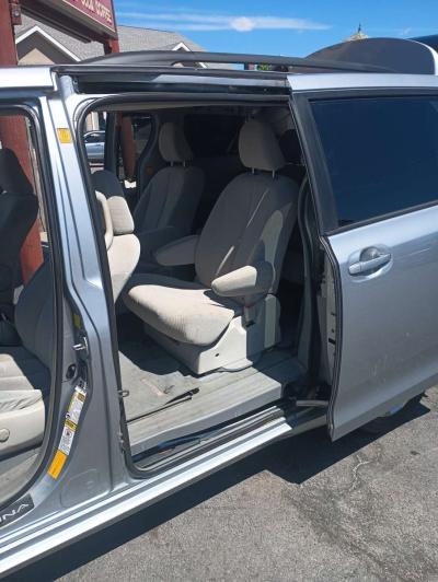 2011 Toyota sienna AWD - Thumbnail 4