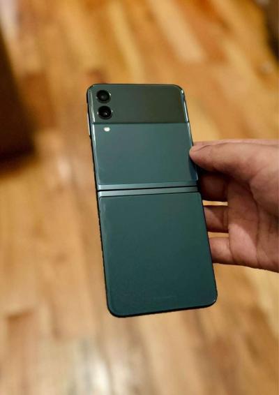 UNLOCKED 128GB GREEN GALAXY Z FLIP  GREAT CONDITION - Thumbnail 2