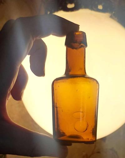 Rare 1840s to 1850s Antique Pontiled Mini Squat Bottle - Thumbnail 2