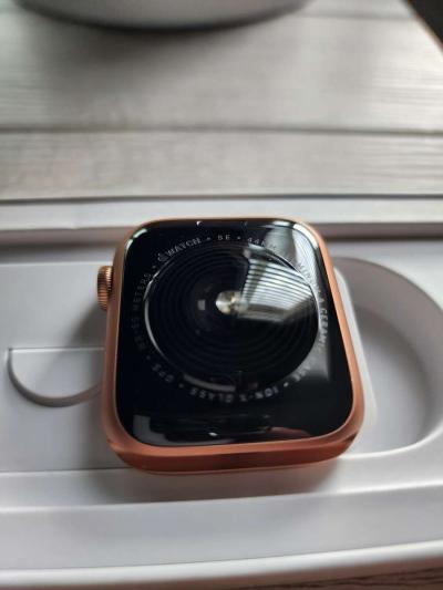 Apple Watch SE Brand New w Gold Aluminum Case Pink Sand Band - Thumbnail 4