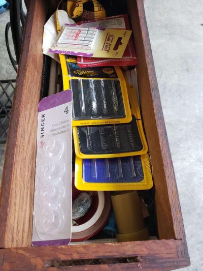 1907 Goldsmith sewing machine and table - Thumbnail 6