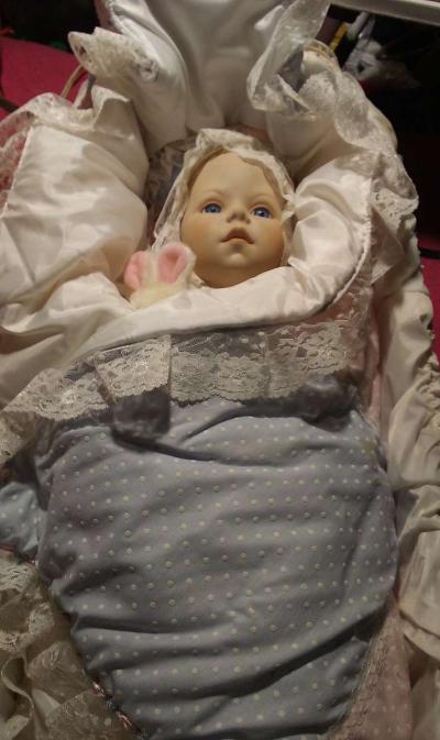 BUNDLE OF JOY PORCELAIN DOLL WITH ALL ACCESSORIES - Thumbnail 4