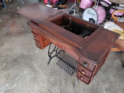 1907 Goldsmith sewing machine and table - Thumbnail 2