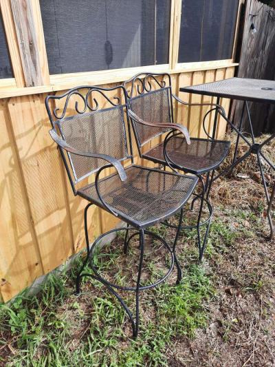 Pretty pub style metal patio set - Thumbnail 2