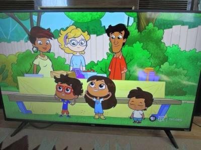 TCL Roku TV 4K  49 inches - Thumbnail 2