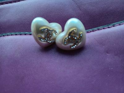 CHANEL heart shaped pearl stud earrings - Santa Cruz, California