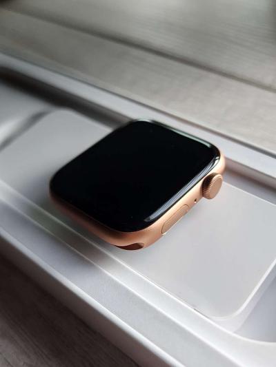 Apple Watch SE Brand New w Gold Aluminum Case Pink Sand Band - Thumbnail 2