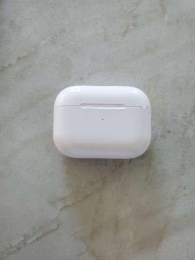 Apple AirPods 2nd Generation - Thumbnail 2