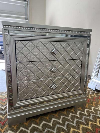 Queen size bedroom set - Thumbnail 2