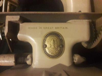 Singer 1950s handheld sew machine - Thumbnail 4