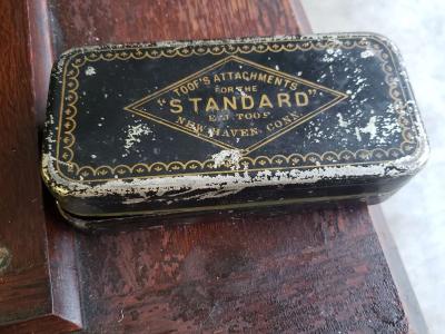 1907 Goldsmith sewing machine and table - Thumbnail 5