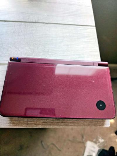 Nintendo DSi XL Burgundy Color - Thumbnail 2