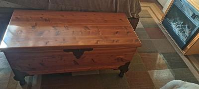 Lane cedar hope chest - Thumbnail 2