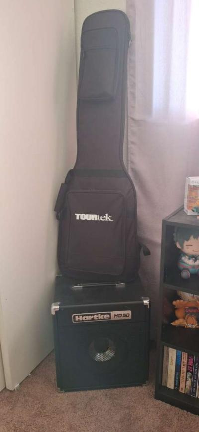 Electric bass guitar - Thumbnail 3