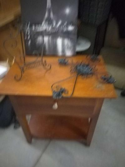 small end table in perfect condition Ethan Allen furniture c - Greenville, South Carolina