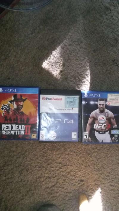 PlayStation 4 Pro 1TB 3 Games 1 Controller