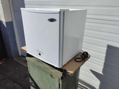 Small White SPT Upright Freezer Very Clean Display Model New - Thumbnail 2