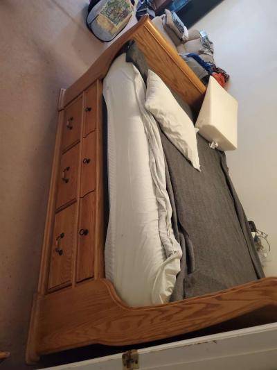 Solid oak queen sleigh platform bed with 12 drawers - Thumbnail 2