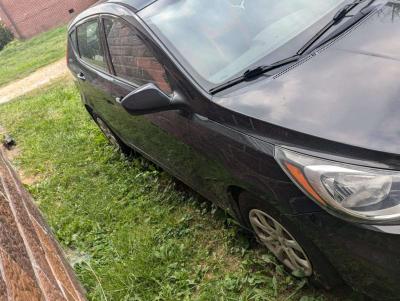 2014 Hyundai Accent hatchback - Thumbnail 2