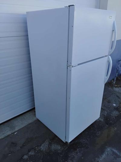 Magic Chef Refrigerator and Freezer Apartment Size Like New - Thumbnail 3