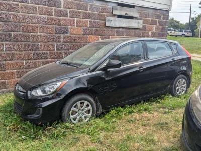 2014 Hyundai Accent hatchback - Thumbnail 3