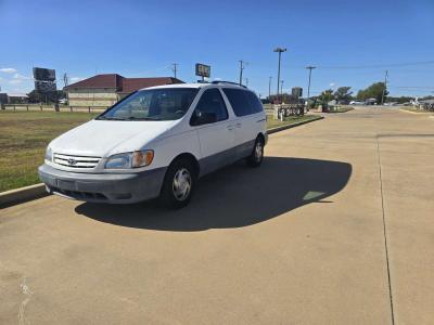 2001 Toyota Sienna LE - Thumbnail 2
