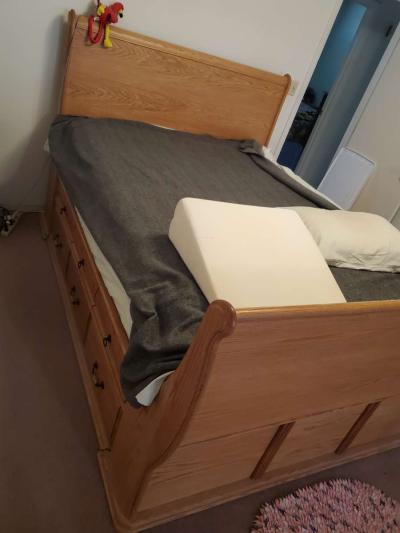 Solid oak queen sleigh platform bed with 12 drawers - Thumbnail 6
